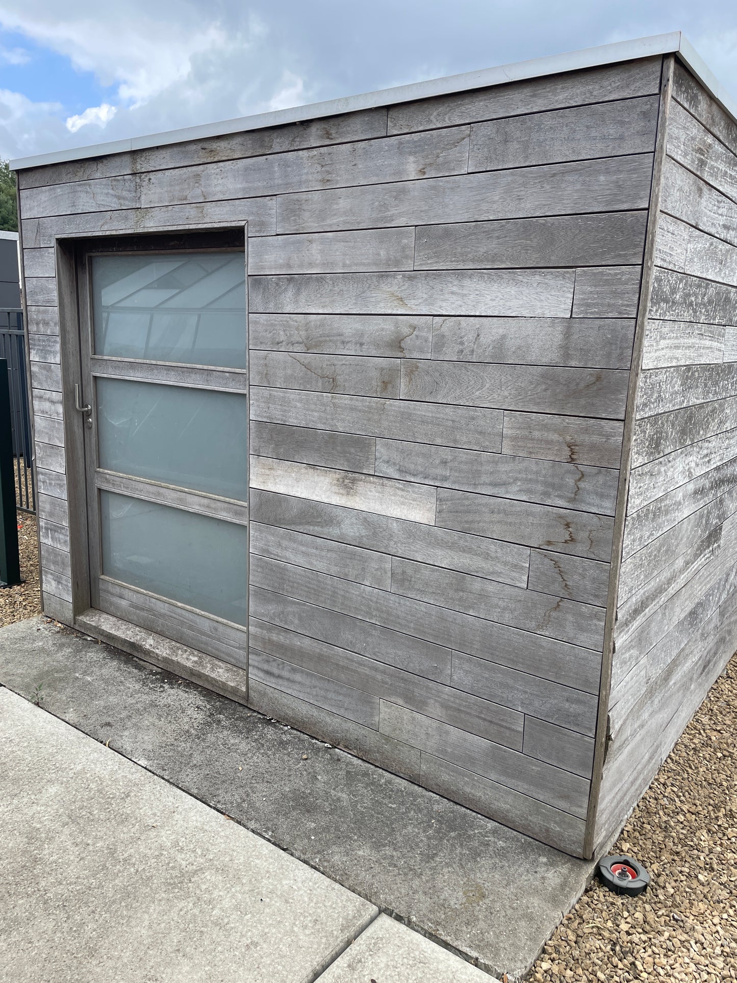 10025 Houten tuinhuis met schuifdeur 250x300x226