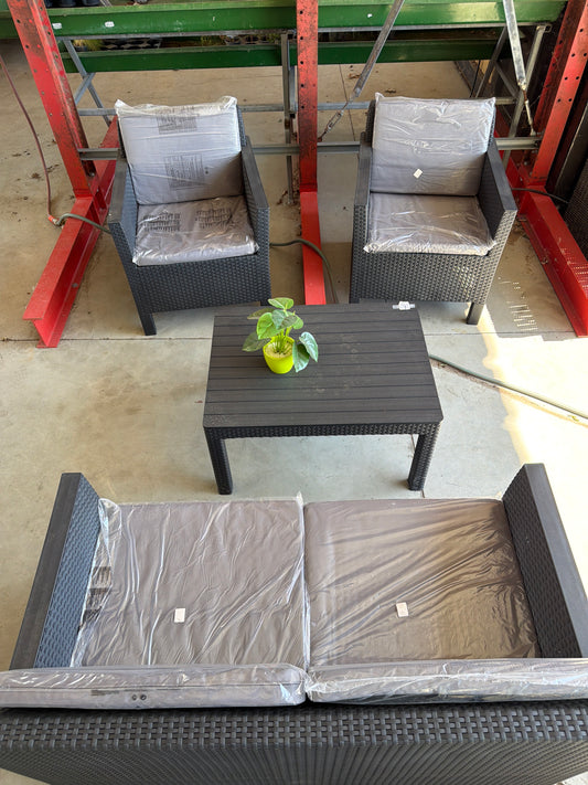 All chicago set:

tafel

2 stoelen

bank