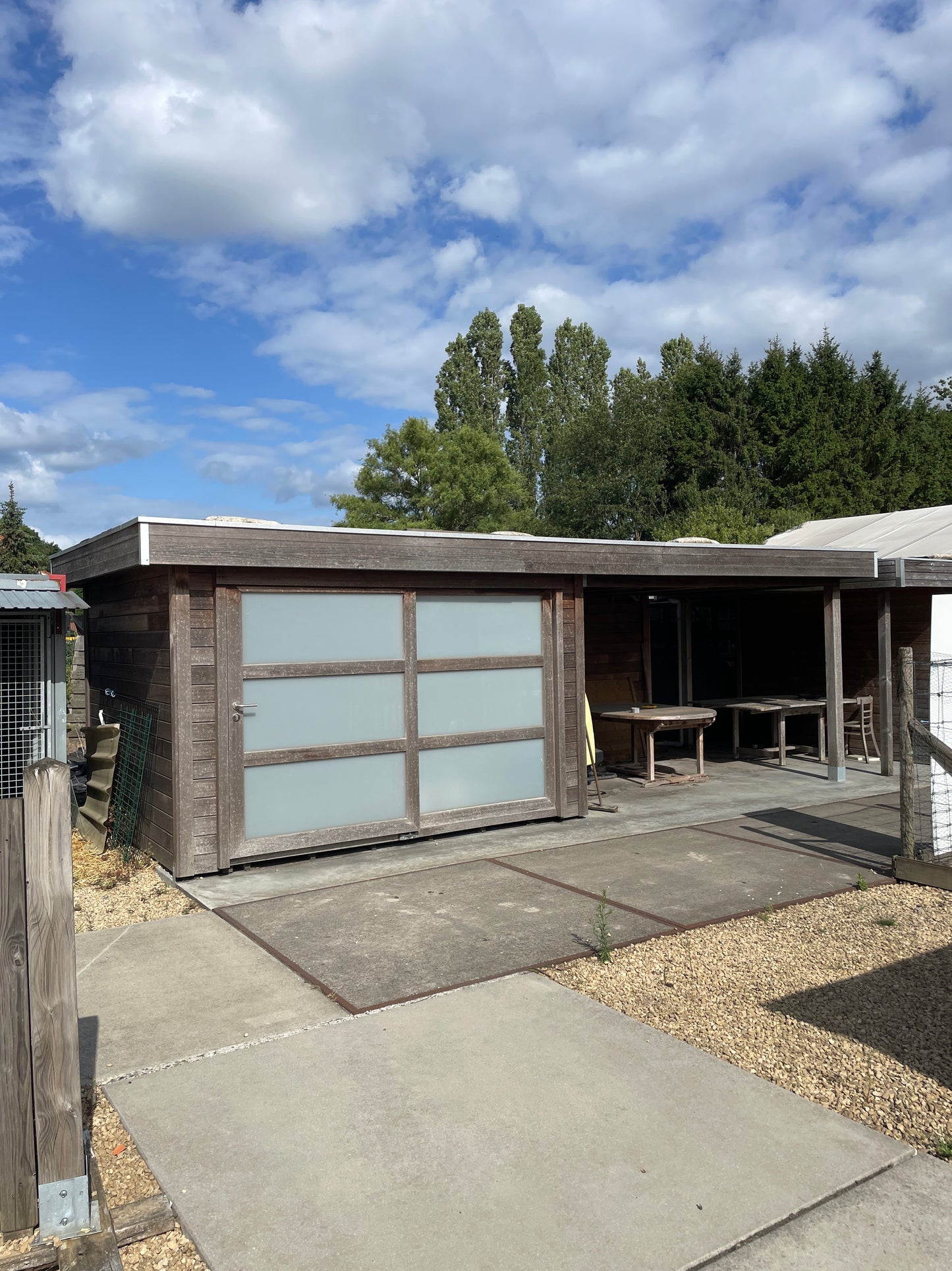 10033 Houten tuinhuis met lange schuifdeur 360x250x240 + overkapping 360x250x240